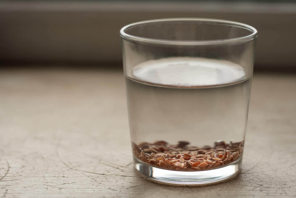 Graines de lin dans un verre d'eau.