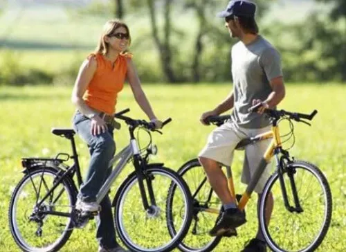Deux personnes à vélo.