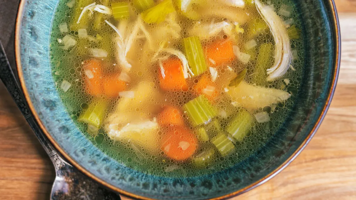 Caldo de apio, cebolla y verduras.