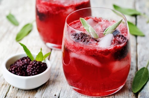 bebida desintoxicante de moras y salvia