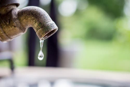 desperdiciar agua
