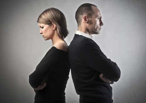 Pareja de espaldas: matrimonio ya no tiene solución