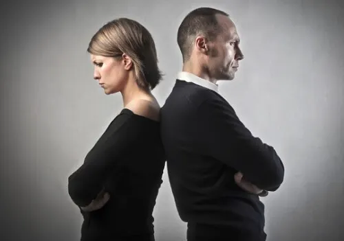 Pareja de espaldas: matrimonio ya no tiene solución