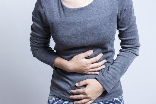 Mujer con dolor de estómago