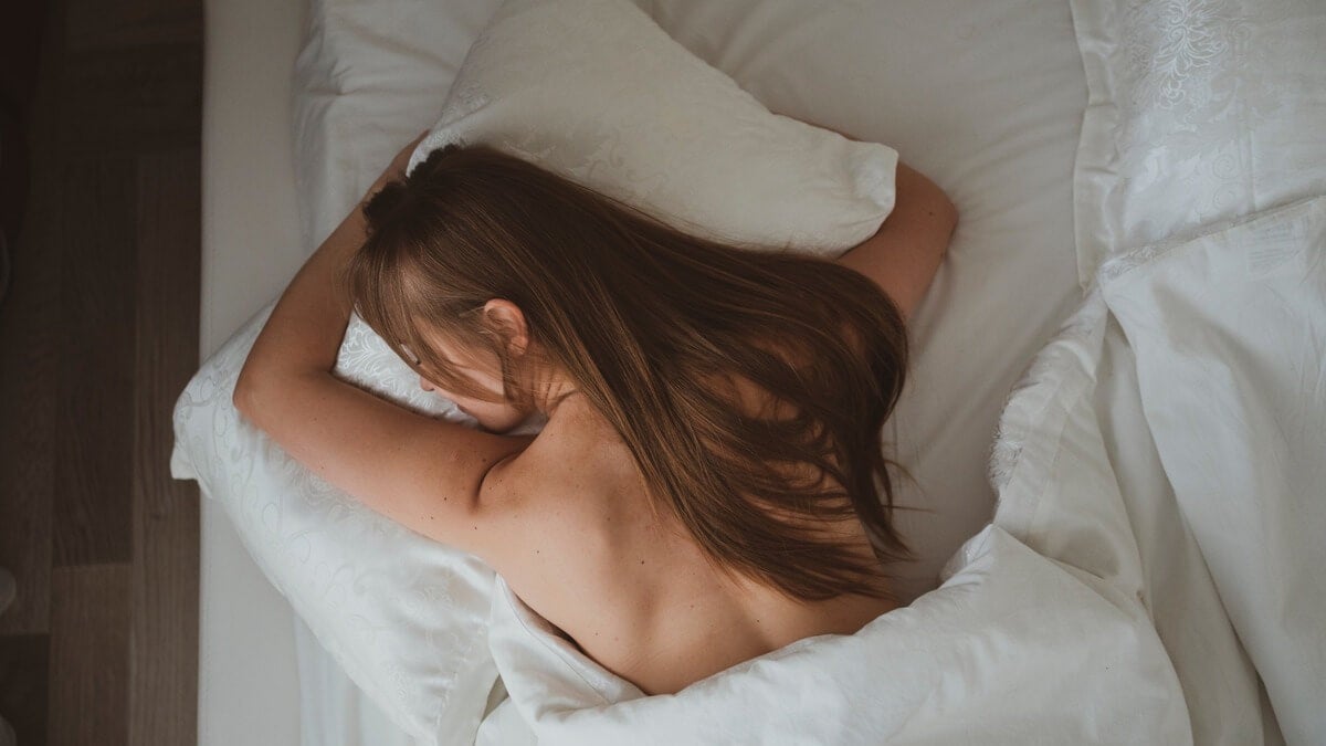 7 beneficios de dormir desnudo - Mejor con Salud