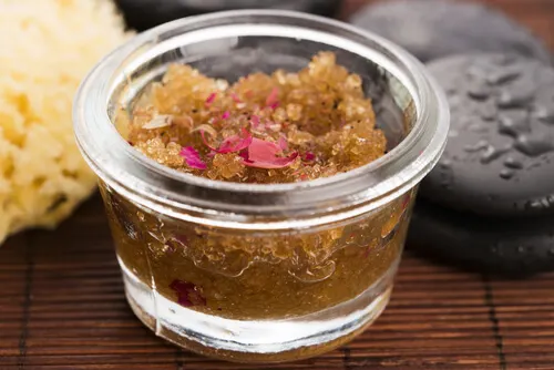 Exfoliante natural de azúcar para consentir tu piel en casa