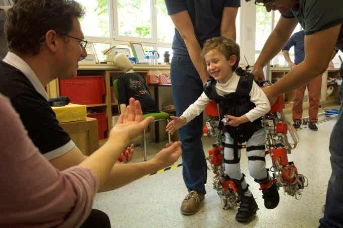 Este exoesqueleto podría permitir que los niños parapléjicos caminen de nuevo