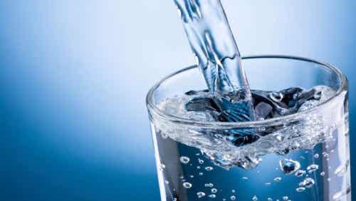 Beber agua de calidad ayuda a reducir el pH ácido del cuerpo