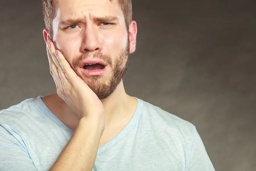 Hombre con sensibilidad dental por blanqueamiento.