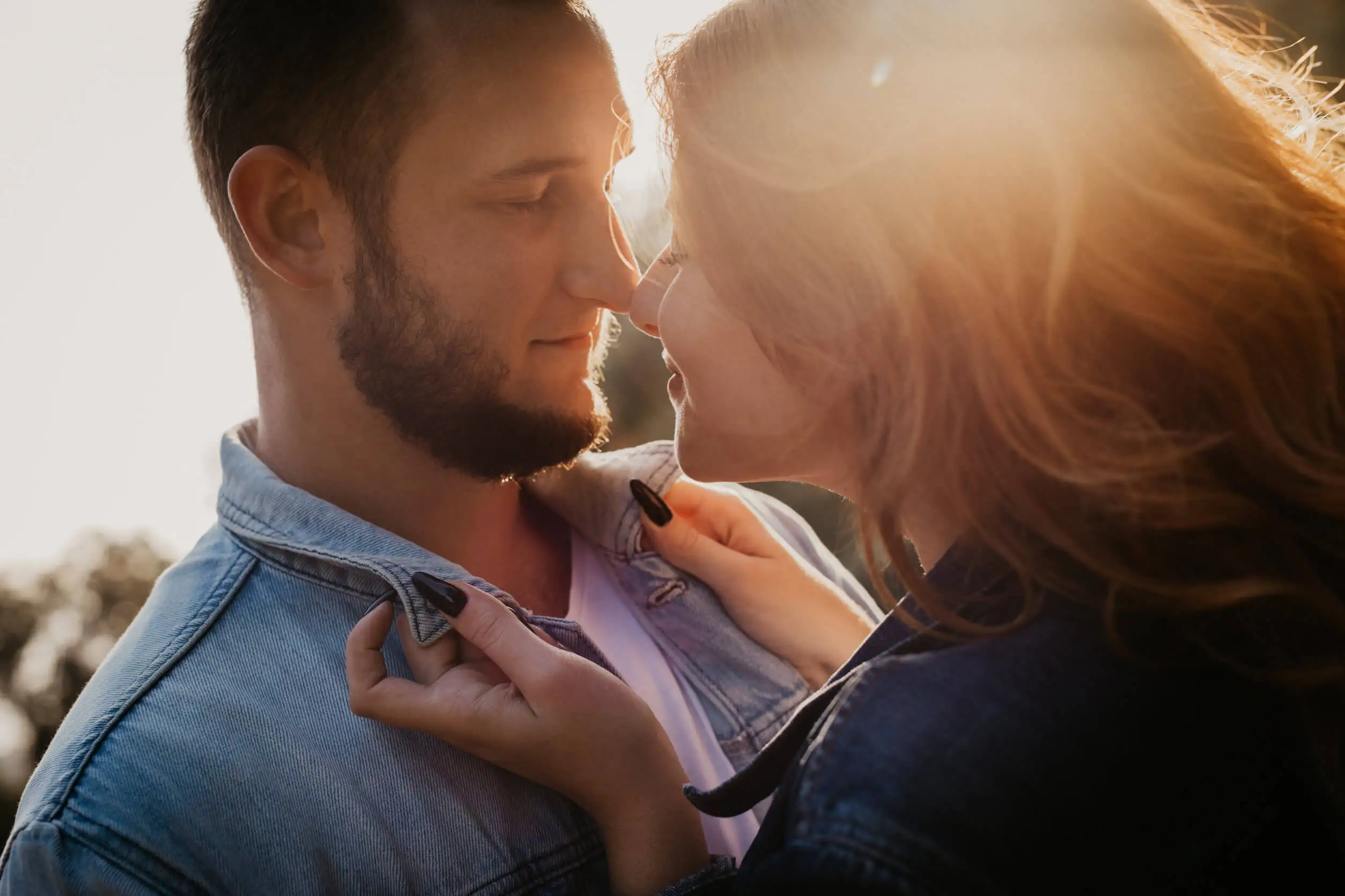 Pareja con un hombre introvertido.