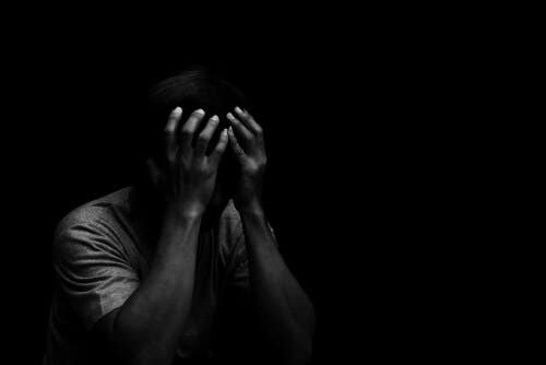 Hombre preocupado por el miedo