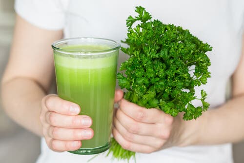 Elimina el mal olor bucal y corporal tomando este jugo natural
