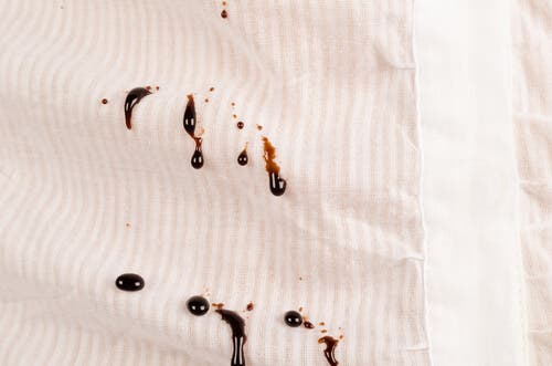 Manchas de chocolate en una camisa