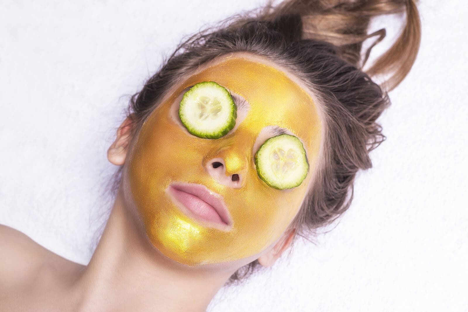 Mascarilla facial dorada