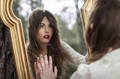 Kvinde ser sig selv i spejl
