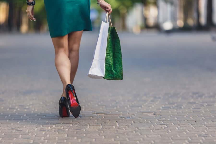 Mujer con bolsa de compras