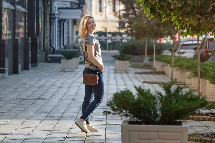 Mujer caminando en la calle.