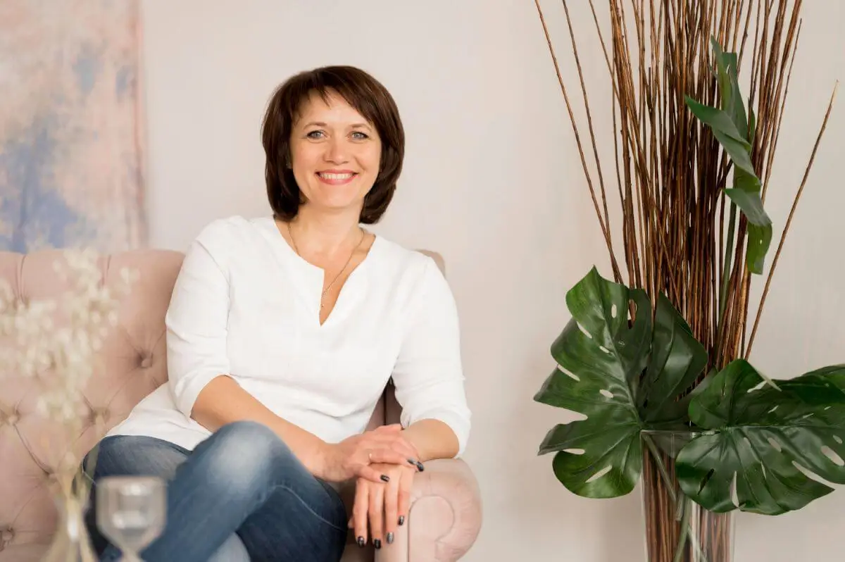 Mujer con menopausia mirando a la cámara cincuenta