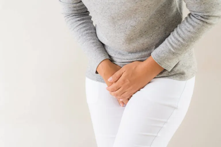 ¿Qué sucede en tu cuerpo cuando te aguantas las ganas de orinar?