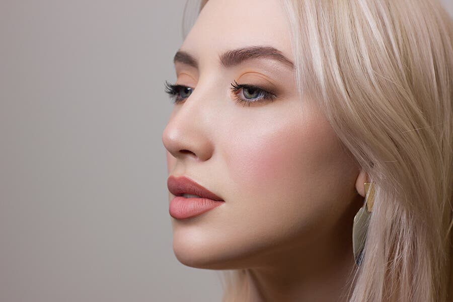 Mujer con maquillaje en tonos nude.