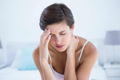Naturheilmittel für die gängigsten Beschwerden - Frau mit Migräne