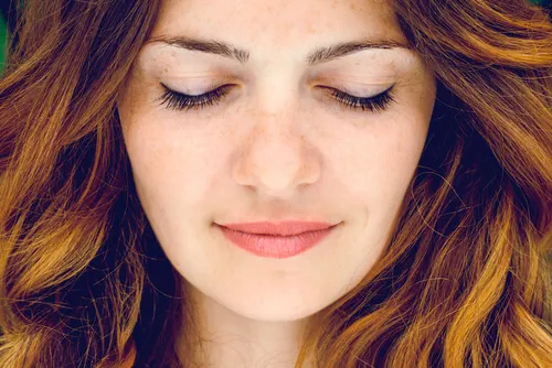 Mujer con ojos cerrados
