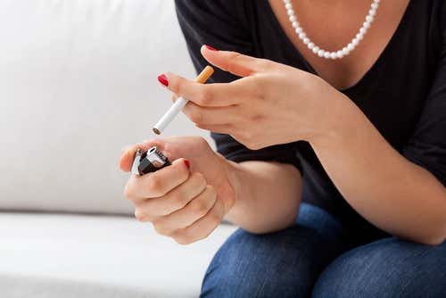Il fumo è una delle cause del seno cadente precoce.