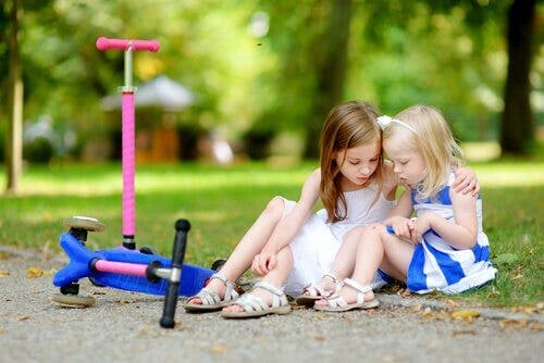 Niña ayudando a otra niña.