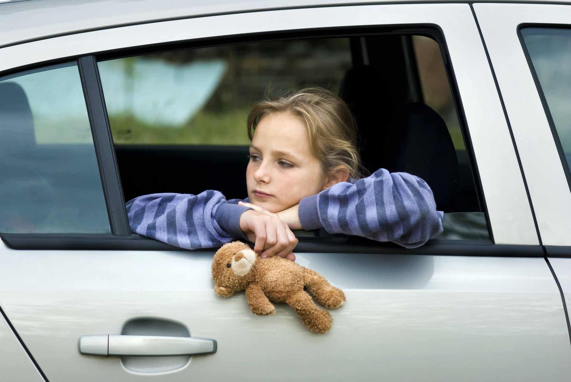 emotionale Kälte - trauriges Mädchen im Auto