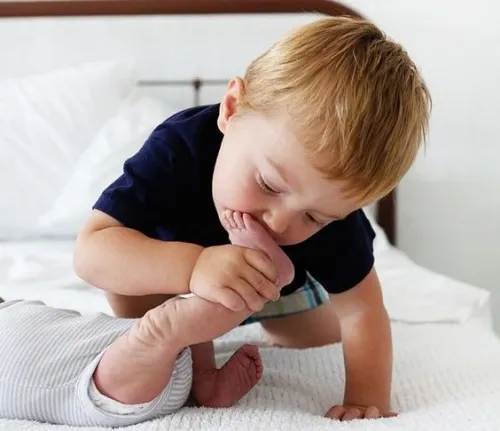 niño-con-su-hermano