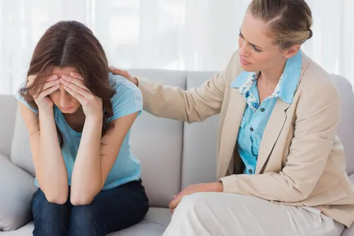 Mujer consolando a una amiga