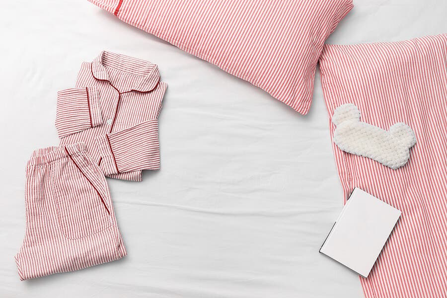 Pijama y antifaz para dormir.