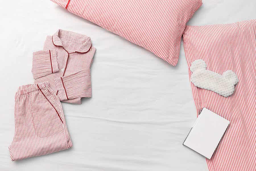 Pijama y antifaz para dormir.