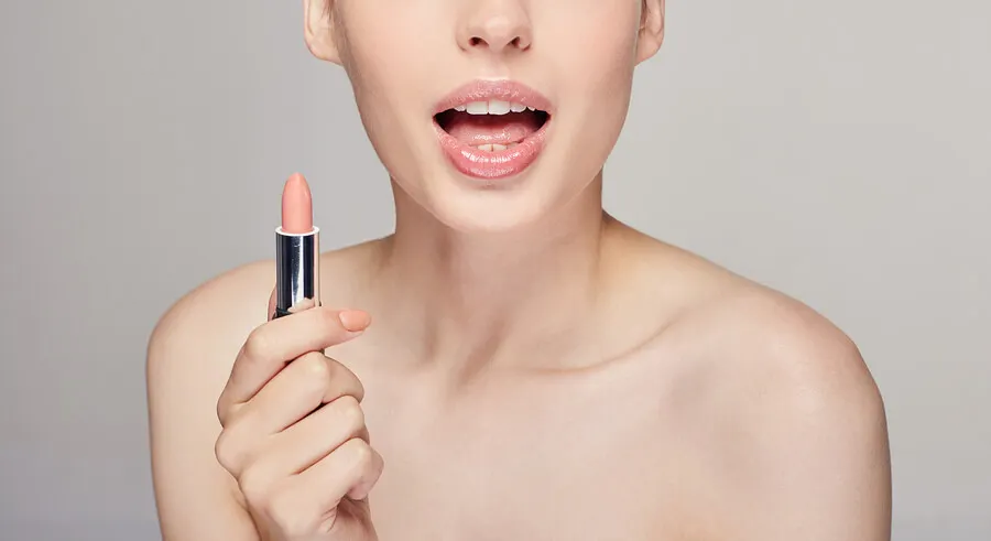 Mujer pinta sus labios.