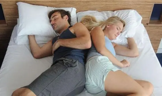 posicion-dormir-de-espaldas-tocandose-en-pareja
