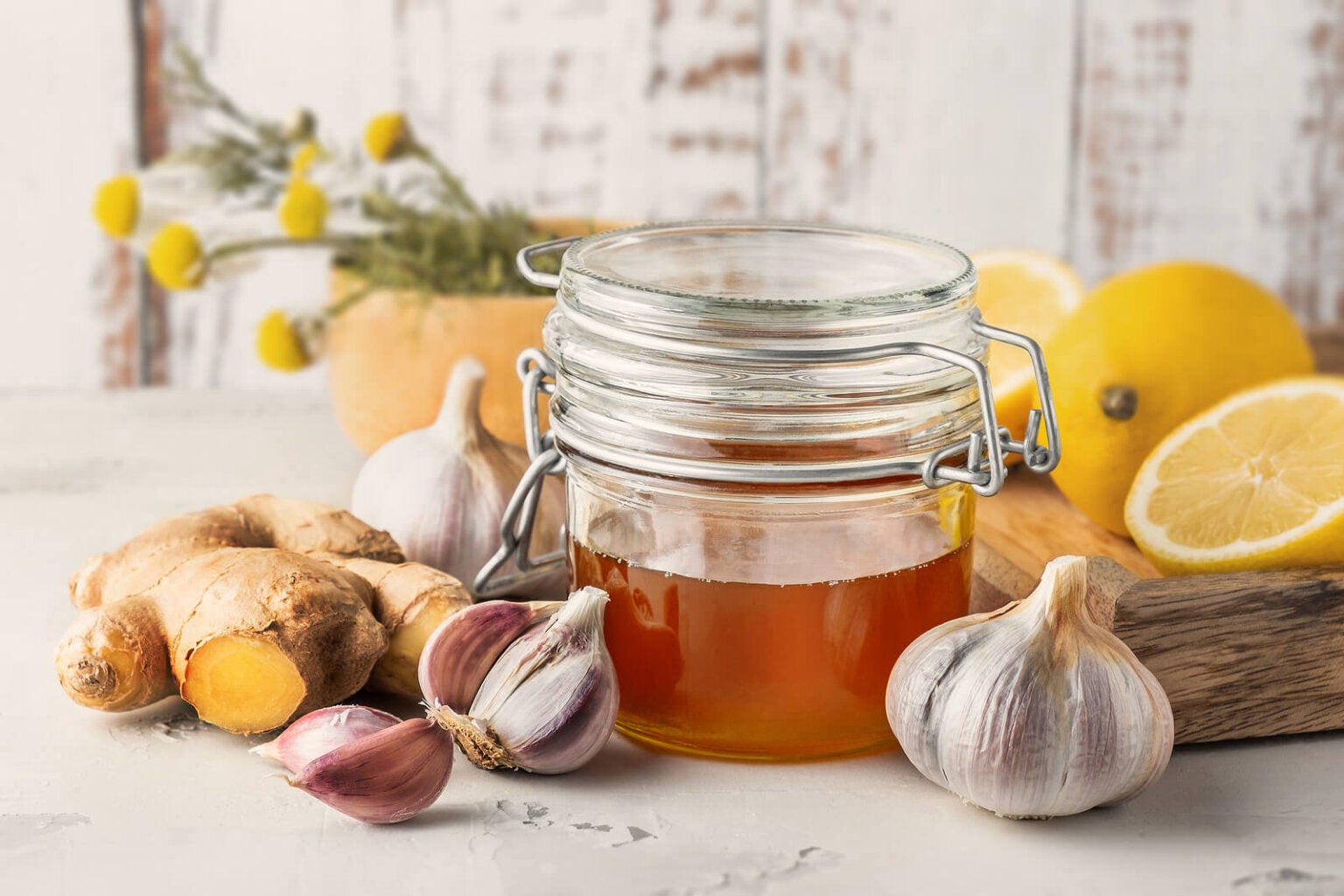 Cómo preparar miel de ajo para combatir las enfermedades respiratorias -  Mejor con Salud