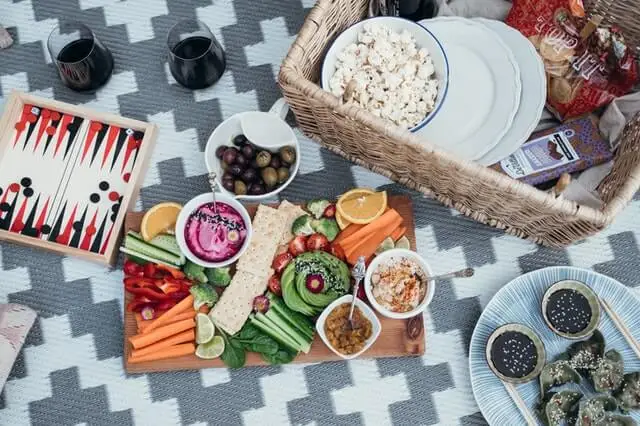 Comer saludablemente para celebrar tu peso ideal.
