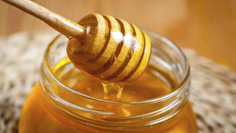 5 beneficios saludables que no conocías de la miel