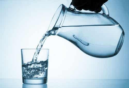Tomar agua evita la acidez estomacal