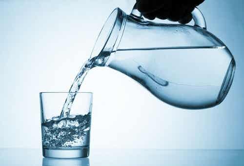 Tomar agua para reducir el dolor de un calambre