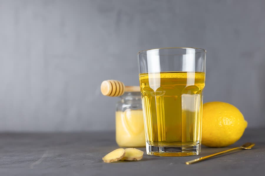 Vaso de agua con miel.