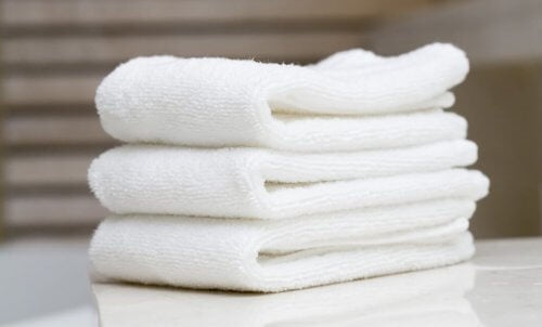 5 maneras económicas y fáciles de blanquear tus toallas