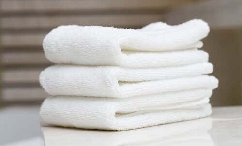 6 maneras económicas y fáciles de blanquear tus toallas