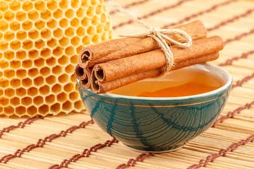 Bebida de canela y miel de abejas para el vientre