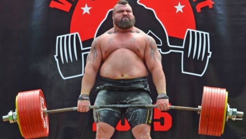 Un hombre logra levantar por primera vez 500 kilos y cae desmayado