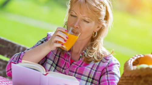 Mujer bebiendo jugo