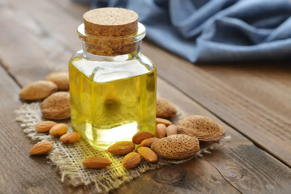 Aceite de almendras para cuidar el cabello rubio.