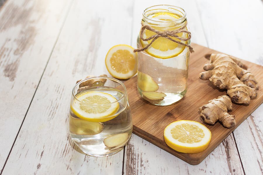 Agua con jengibre y limón.