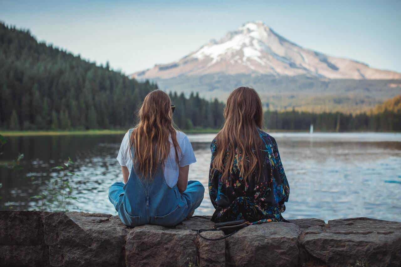 Deux amies qui regardent un lac.