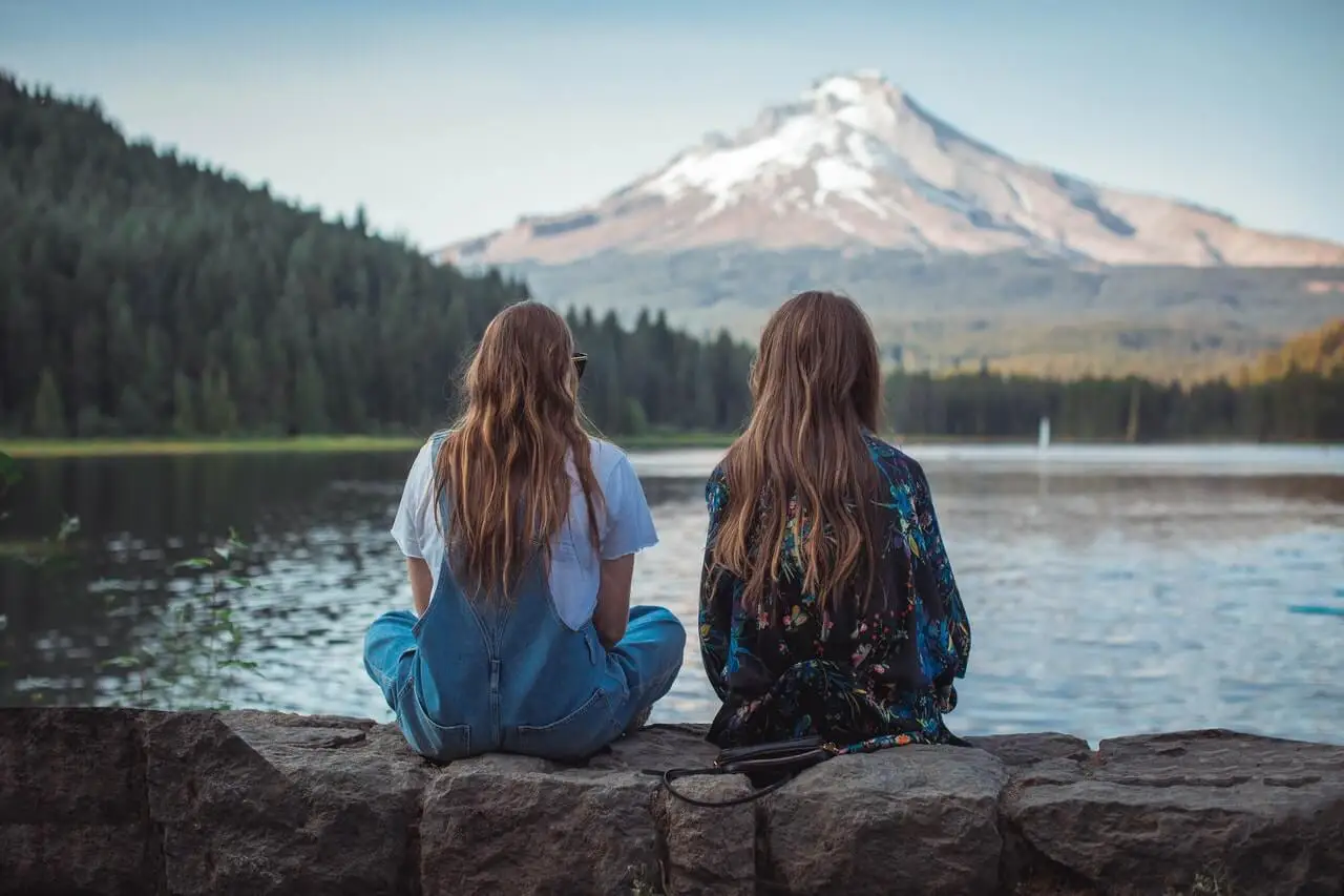Amigas mirando las montañas